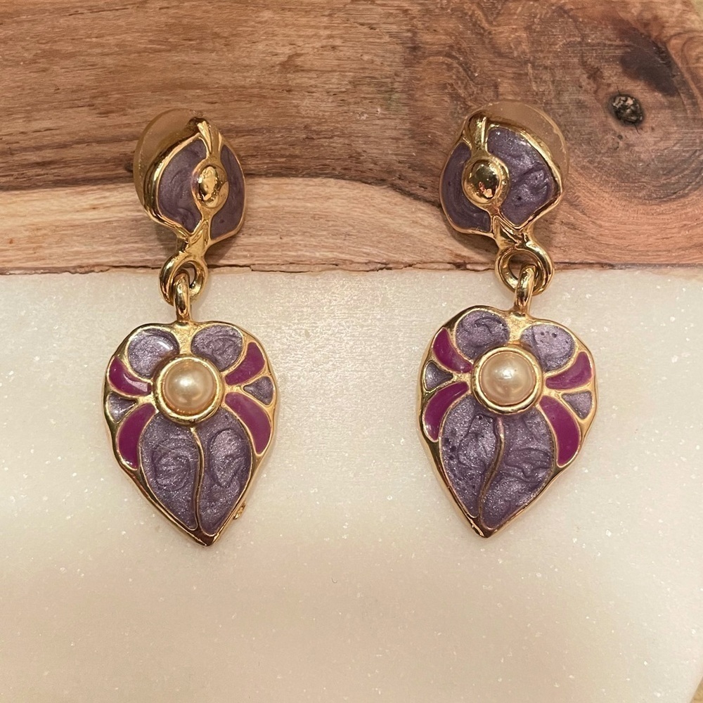 Unique earrings‎ with small pearl detail.